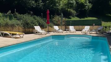 حمّام سباحة خارجي، حمّام سباحة مُدفَّأ