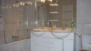 Haartrockner, Handtücher, Seife, Toilettenpapier