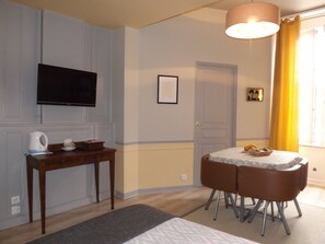 1 habitación, tabla de planchar con plancha y cuna de viaje 