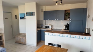 Fridge, microwave, oven, stovetop - Apartment T 2 PERROS GUIREC PANORAMIC SEA VIEW ROSE GRANITE COAST (Perros-Guirec)