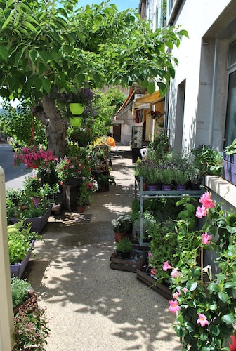 Kleine provenzalische Mas aus lokalem Stein, umgeben von Natur. 