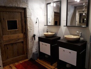 Douche, sèche-cheveux, papier toilette