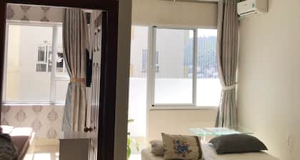 Ruhig eingerichtete Wohnung, See & Meerblick vom Bett
