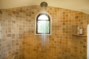 Bathtub, hair dryer, towels, soap - Romantic Luxury Villa Poema de Amor (Sayulita)