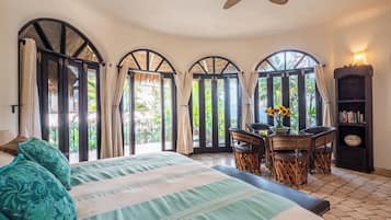 6 dormitorios, caja fuerte, escritorio y tabla de planchar con plancha