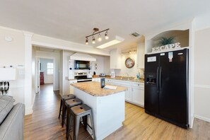 Kjøleskap, mikrobølgeovn, ovn og kokeplater