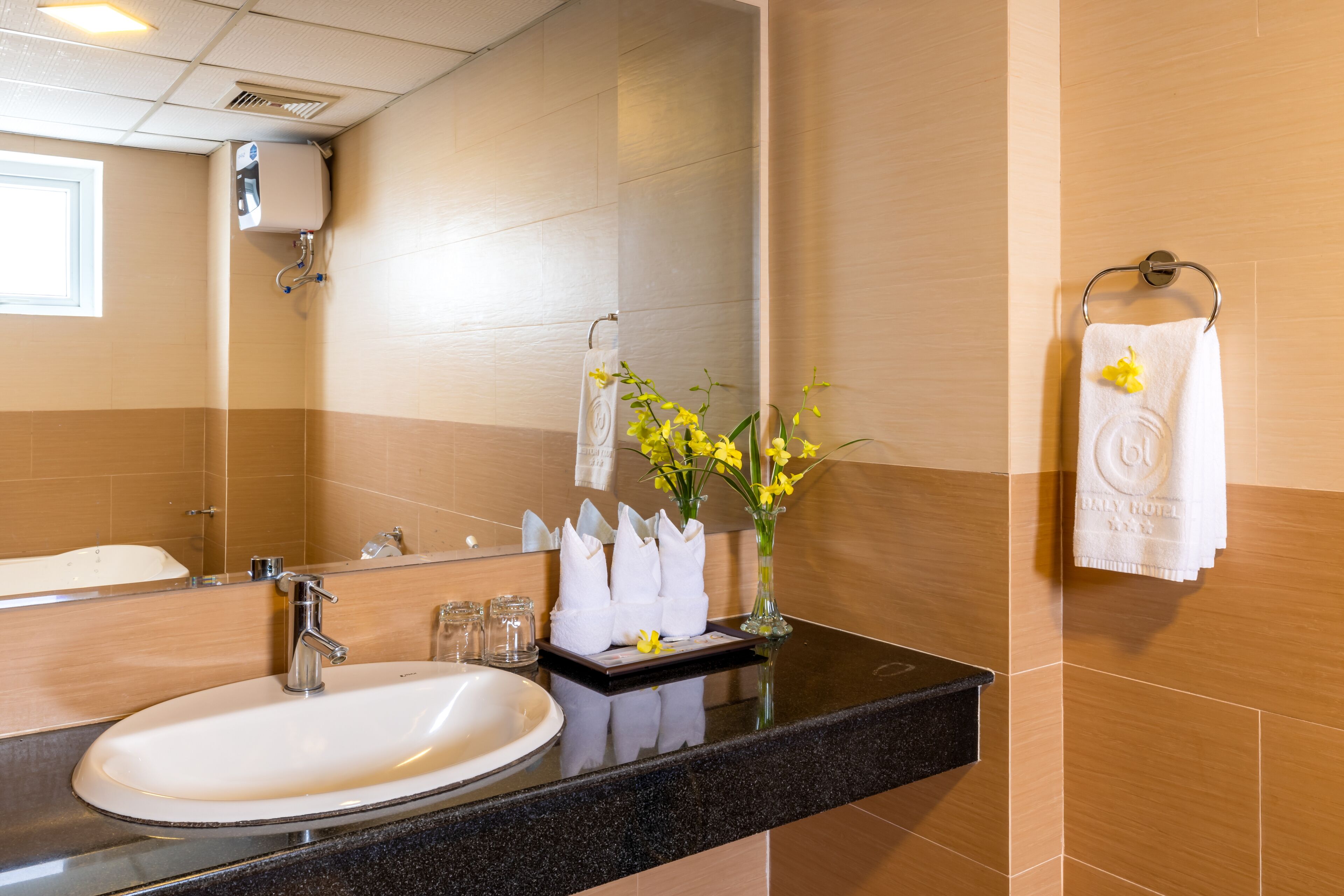 deluxe triple room | bathroom | combined shower/bathtub, free toiletries, hair dryer, slippers