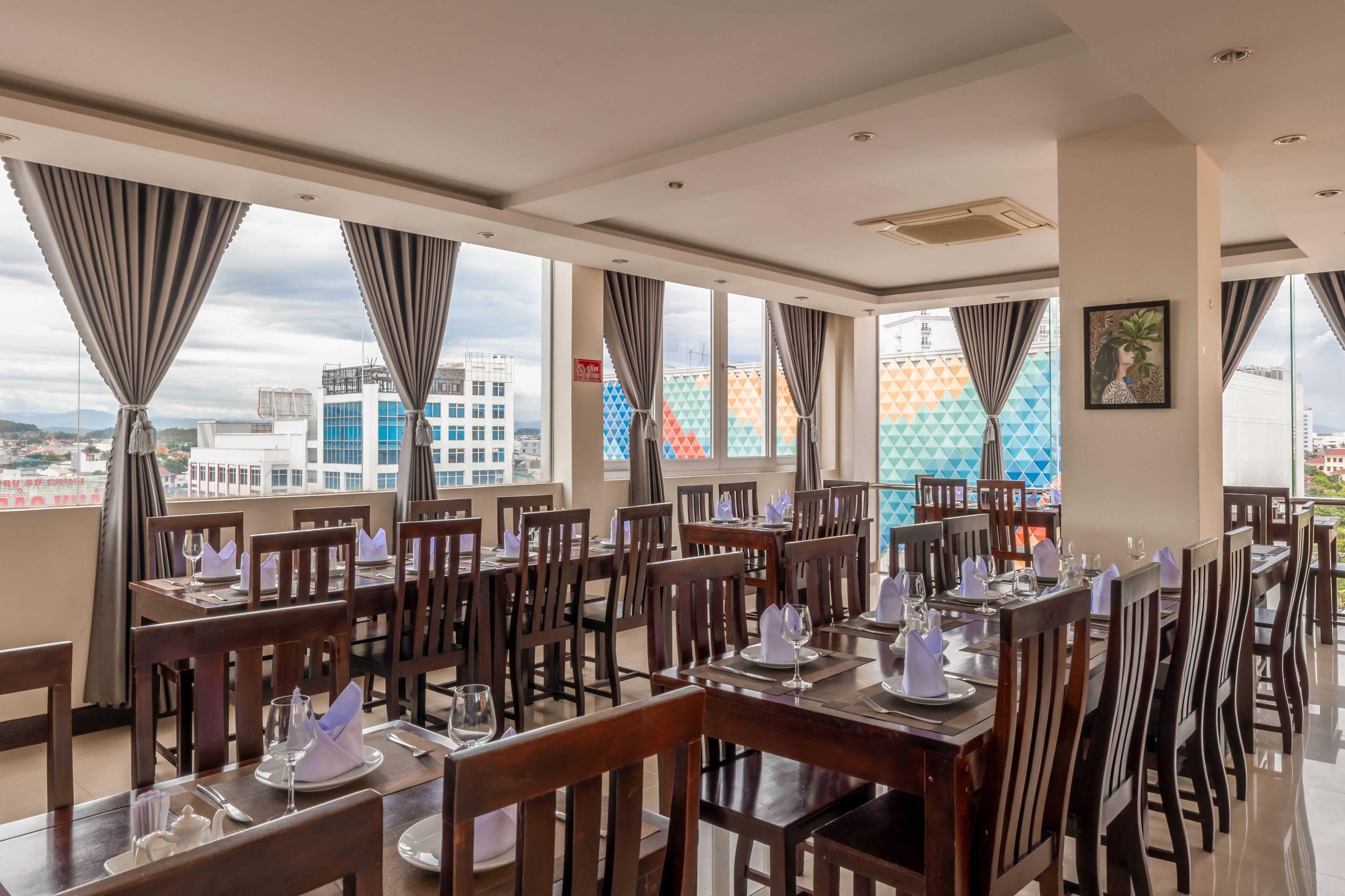 2 restaurants, breakfast, lunch served; local and international cuisine