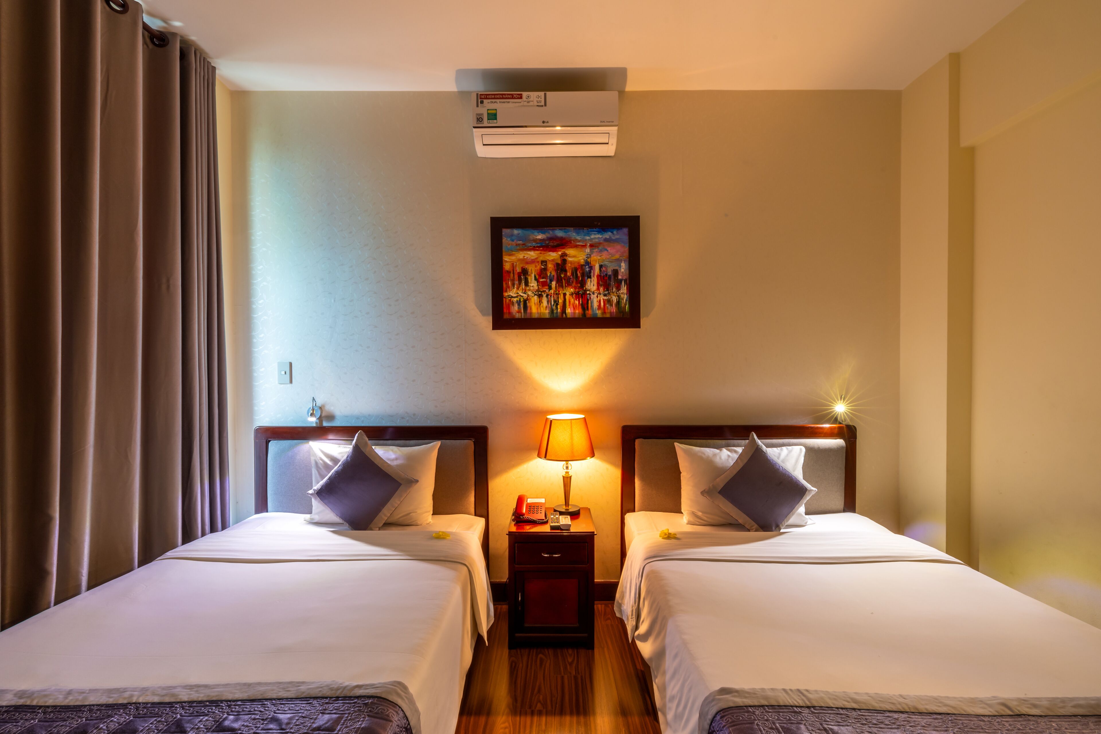 deluxe twin room | 1 bedroom, minibar, desk, blackout curtains