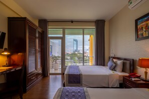 Deluxe Twin Room | Minibar, desk, blackout drapes, iron/ironing board - Baly Hotel (Hue)