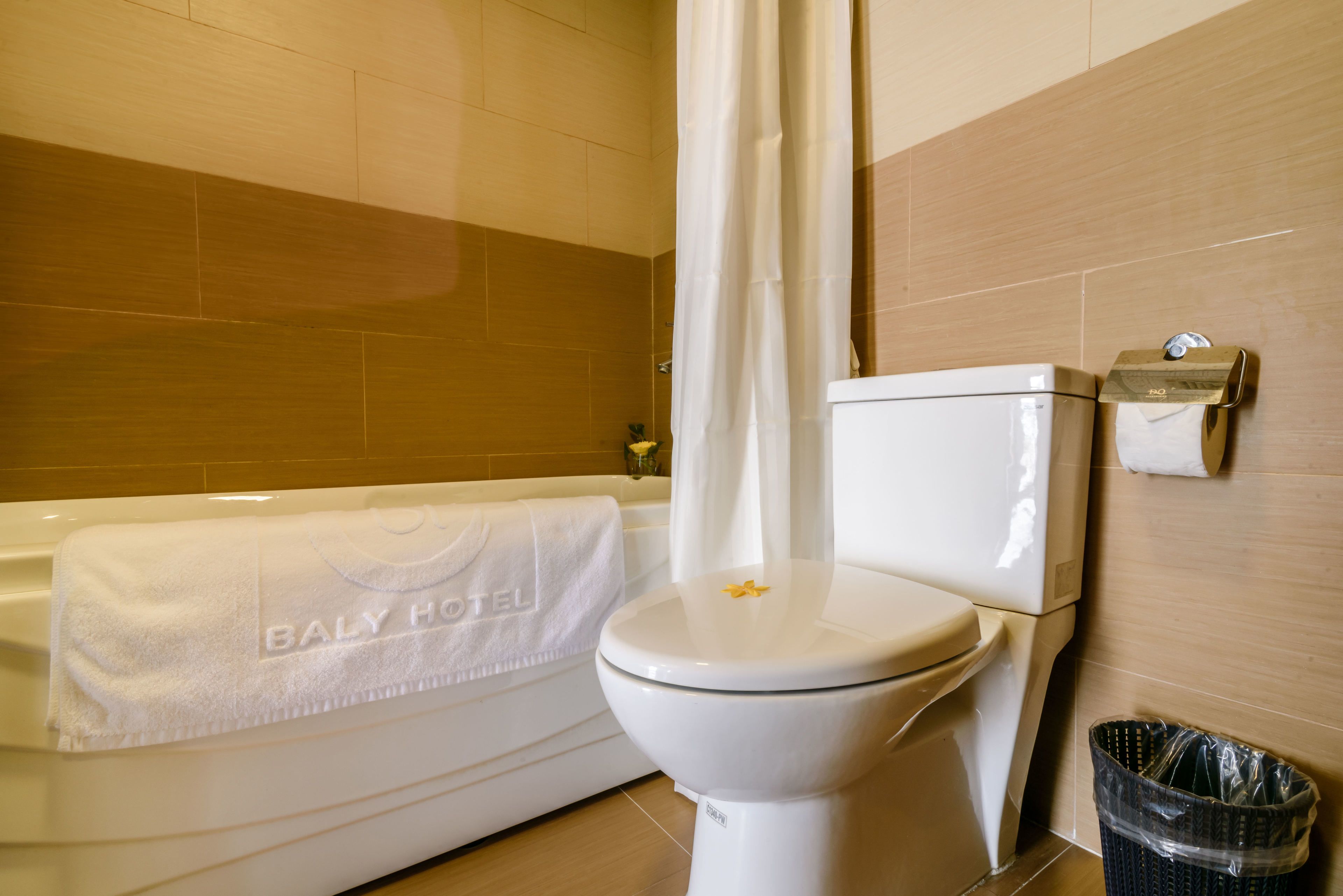deluxe twin room | bathroom | combined shower/bathtub, free toiletries, hair dryer, slippers
