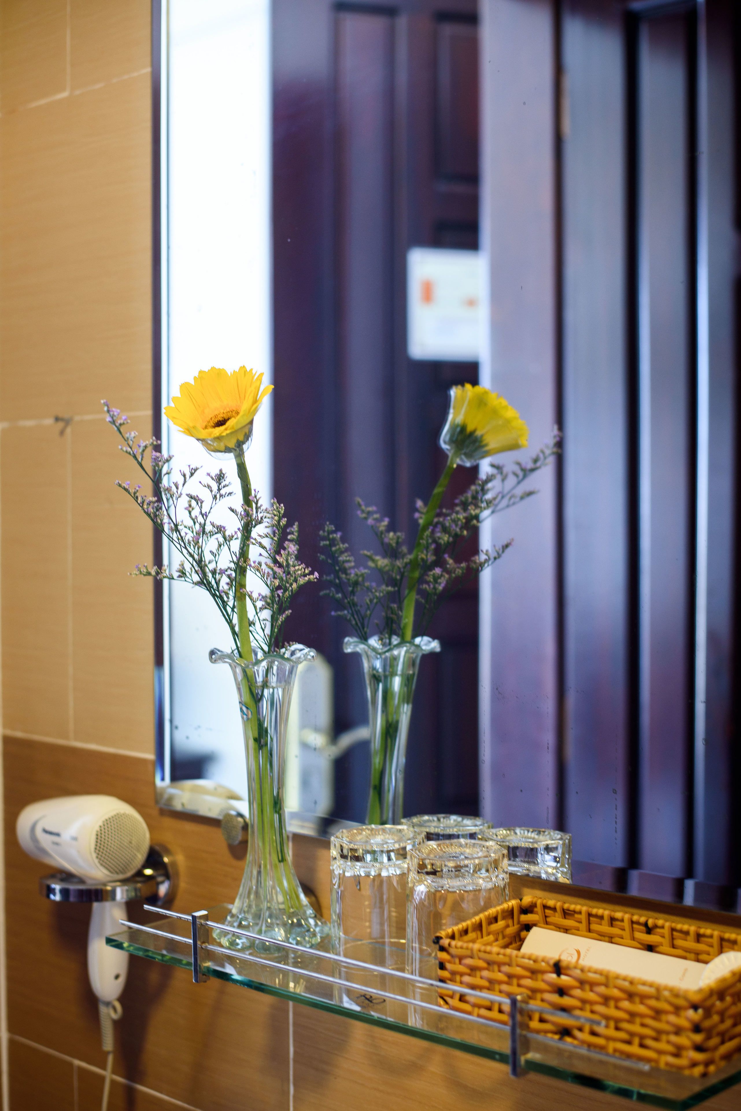 combined shower/bathtub, free toiletries, hair dryer, slippers