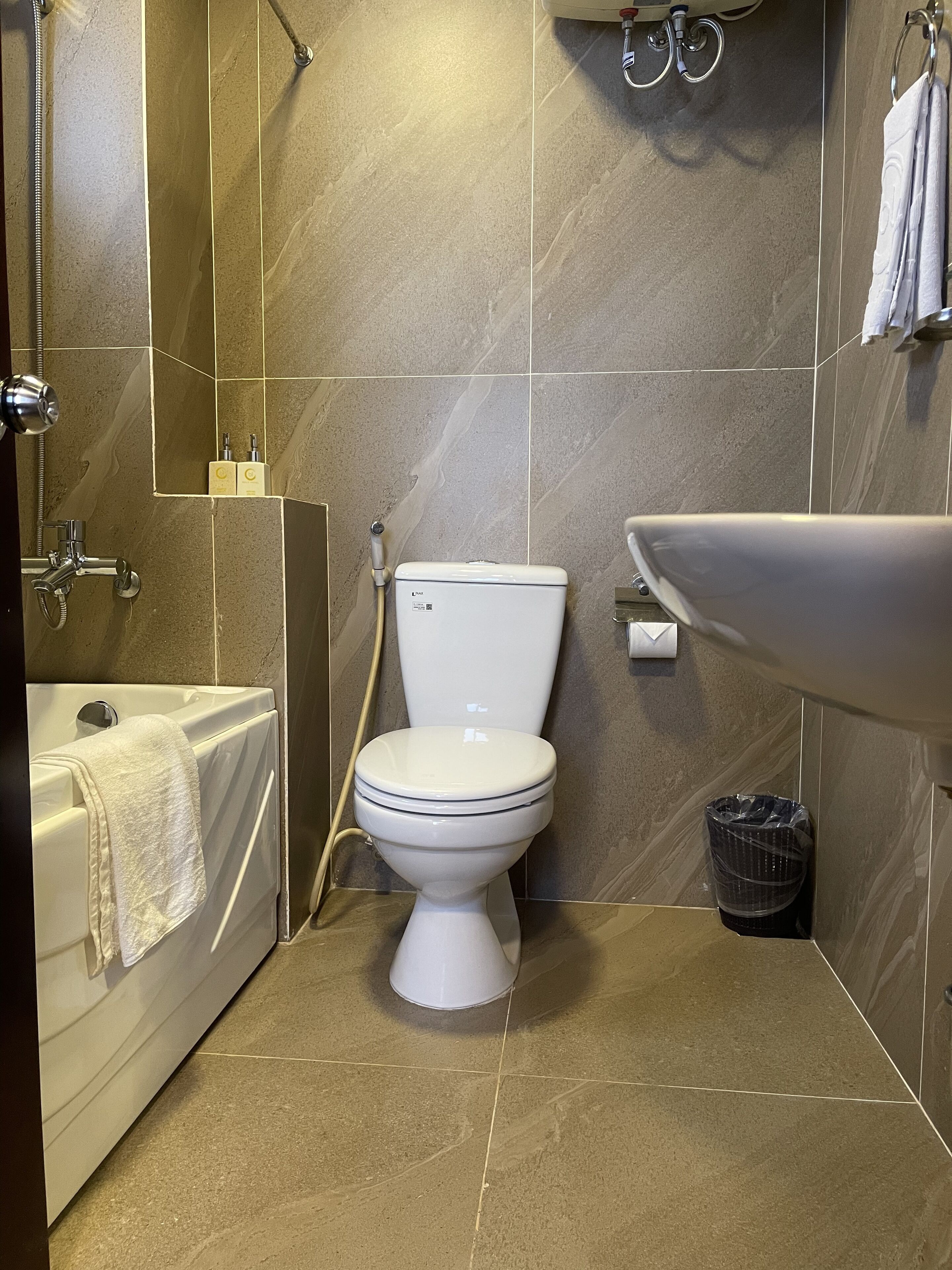 standard room | bathroom | combined shower/bathtub, free toiletries, hair dryer, slippers