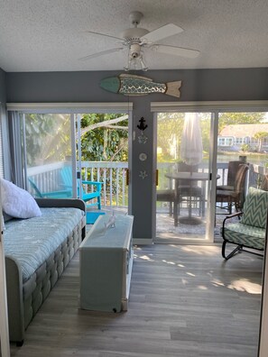 Smart TV, libros, oficina y impresora 