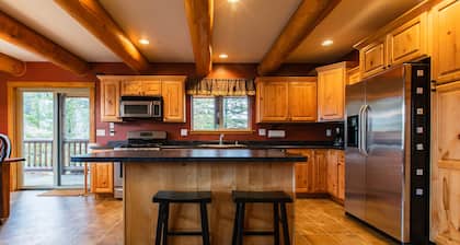 Gorgeous lakefront cabin with fireplace & deck - 5 miles to Glacier