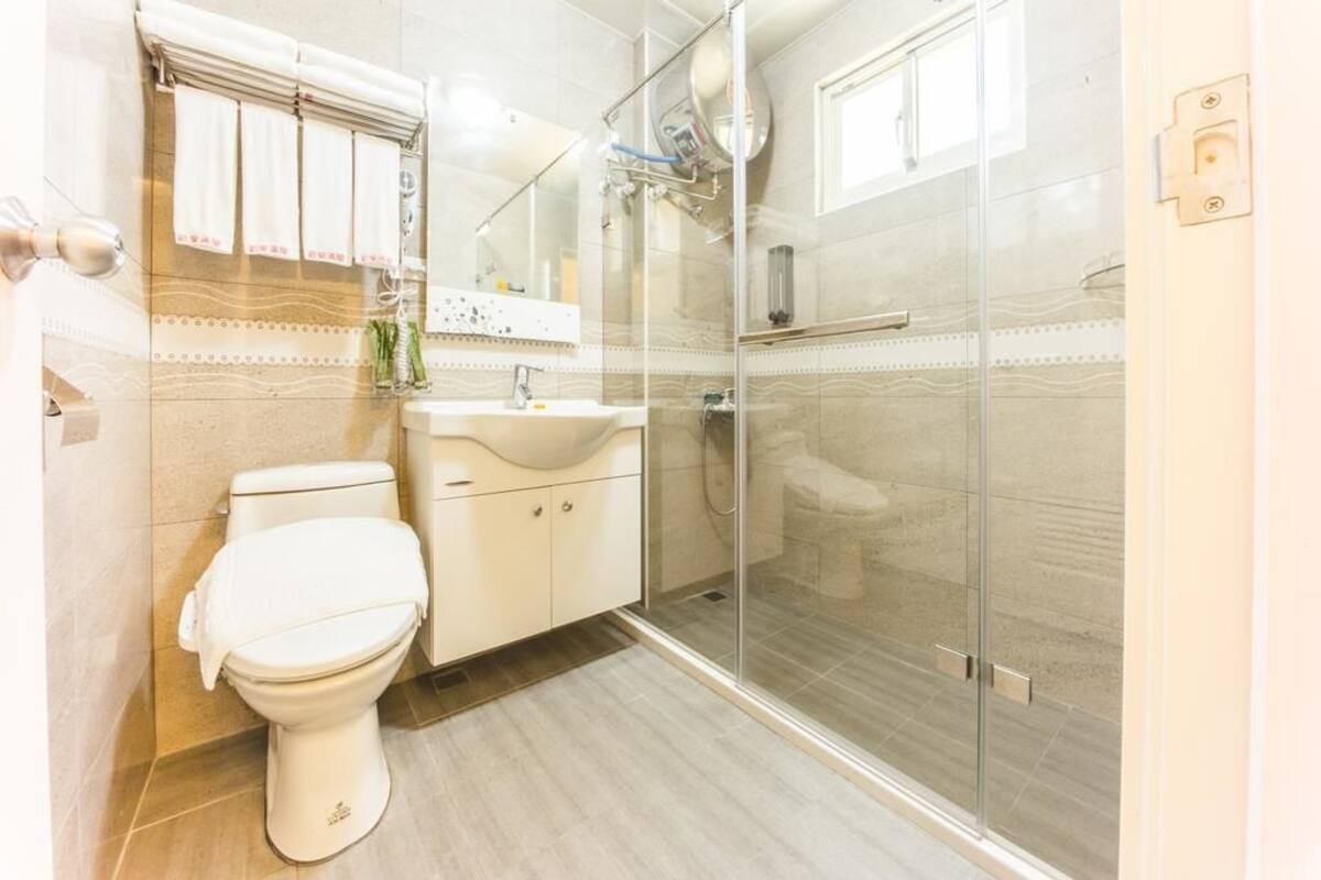 Dusche, Regendusche, kostenlose Toilettenartikel, Haartrockner