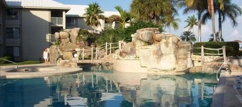 Islas Caimán famoso Seven Mile Beach Oceanfront Condo   