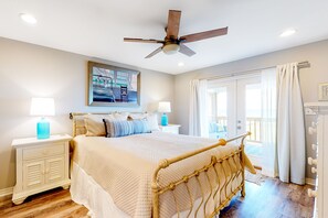 4 bedrooms, iron/ironing board, free internet, bed sheets - Bayfront home with beach access & breathtaking water views - dog-friendly (Dauphin Island)