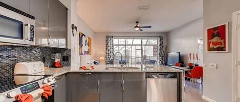 Refrigerador, microondas, horno y parrilla de estufa