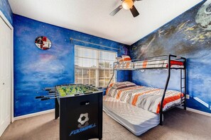 3 slaapkamers, een bureau, een strijkplank/strijkijzer, reisbedje