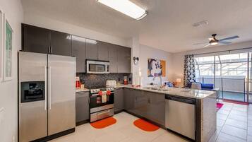 Een koelkast, een microgolfoven, een oven, een kookplaat