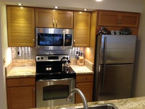 Refrigerador, microondas, horno y parrilla de estufa 