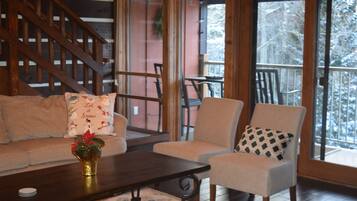 Smart TV, chimenea y libros