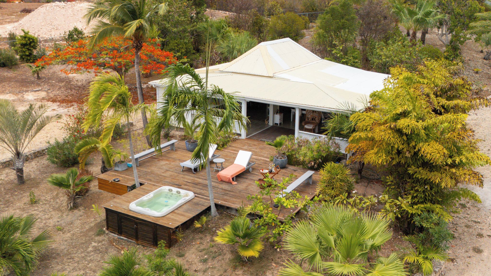 Une maison dotée d ’un patio couvert, d’un espace salon extérieur et d’un jacuzzi.