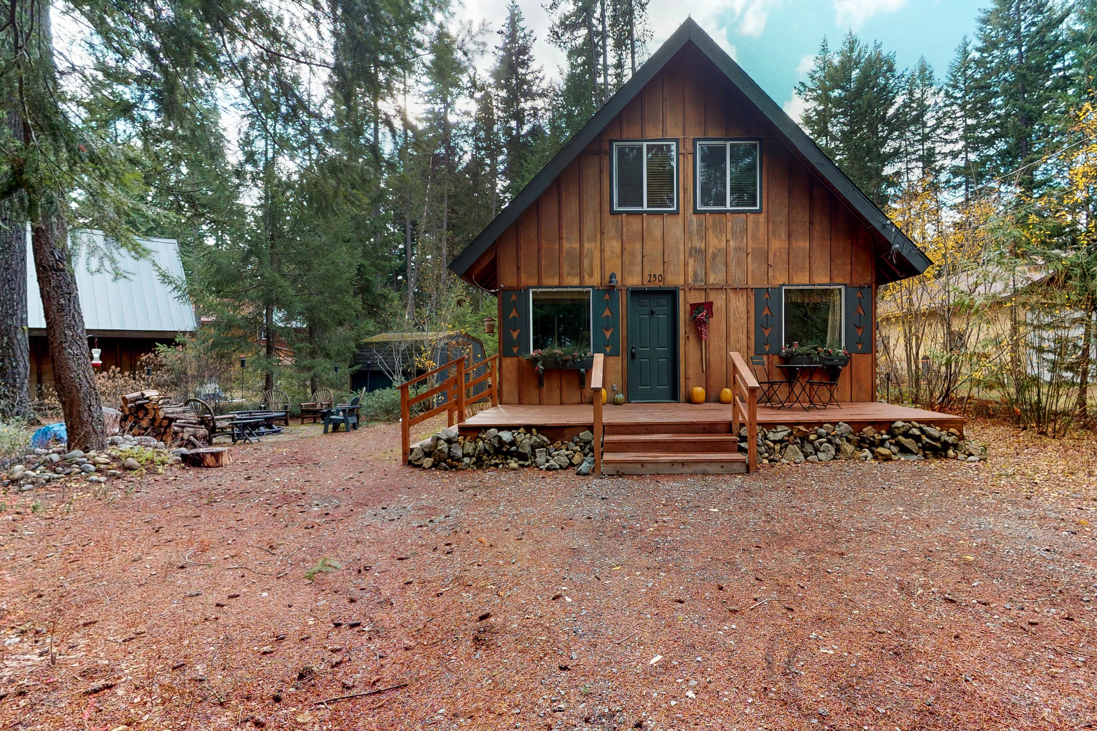 Woodsy cabin with full kitchen, fireplace, & outdoor firepit