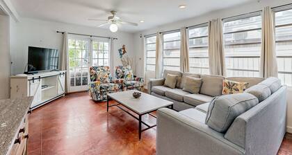 Tilava koti, jossa on uima-allas, parveke ja korttelin päässä Duval Streetiltä