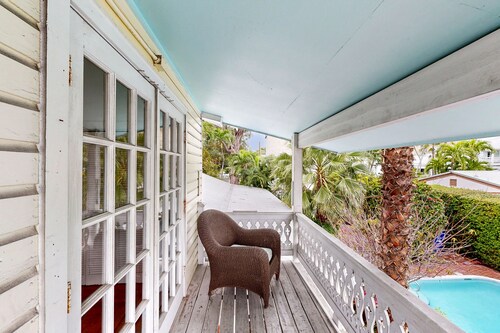 Tilava koti, jossa on uima-allas, parveke ja korttelin päässä Duval Streetiltä