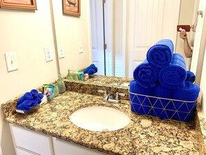 Combined shower/tub, jetted tub, hair dryer, towels - [🌏Super Atlanta unique][8bdS@S-ALT GA (Stockbridge)