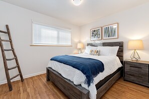 2 bedrooms, desk, iron/ironing board, travel crib - Ultimate Chill Zone | BBQ, Bikes, Pet Friendly!! (Fort Collins)