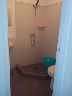Toallas, jabón, shampoo, papel de baño