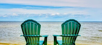 ビーチへの遊歩道で共有プールにアクセスできる静かなウォーターフロントの家