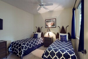 2 bedrooms, internet, bed sheets, wheelchair access - Amazing golf course front condo with lanai, AC, pool, & hot tub (Waikoloa)