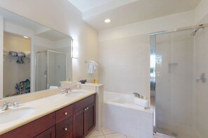 Hair dryer, towels - Amazing golf course front condo with lanai, AC, pool, & hot tub (Waikoloa)