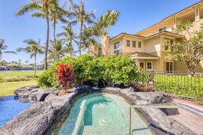 Pool - Amazing golf course front condo with lanai, AC, pool, & hot tub (Waikoloa)
