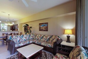 TV, DVD player - Amazing golf course front condo with lanai, AC, pool, & hot tub (Waikoloa)
