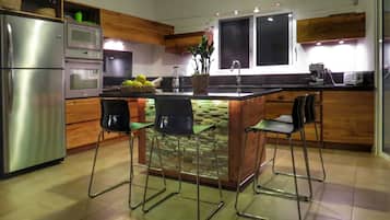 Een koelkast, een magnetron, een oven, een kookplaat