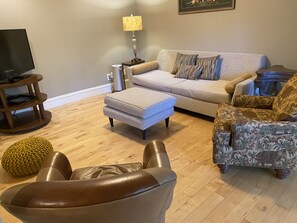 Taulutelevisio, takka, kirjoja