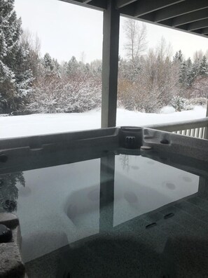 Outdoor spa tub - Riverside Mountain View Townhome (Silverthorne)
