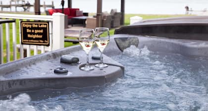 Lakefront House w/ Hot Tub & Game Rooms