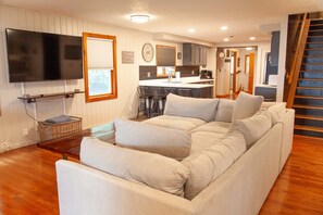 Televisión, chimenea, consola de videojuegos y reproductor de DVD 