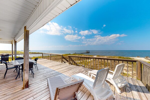 Outdoor dining - Dog-friendly beach house with fantastic location, access to water (Dauphin Island)
