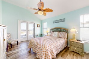 2 bedrooms, iron/ironing board, free internet, bed sheets - Dog-friendly beach house with fantastic location, access to water (Dauphin Island)