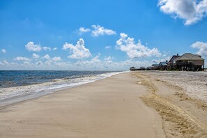 On the beach - Dog-friendly beach house with fantastic location, access to water (Dauphin Island)
