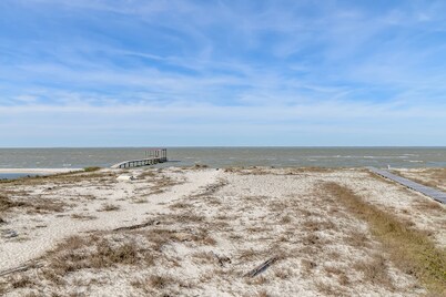 Dog-friendly beach house with fantastic location, access to water