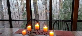 Oak Tree Cottage: Beautiful farm with mountain views.