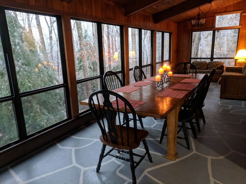 Oak Tree Cottage: Beautiful farm with mountain views.